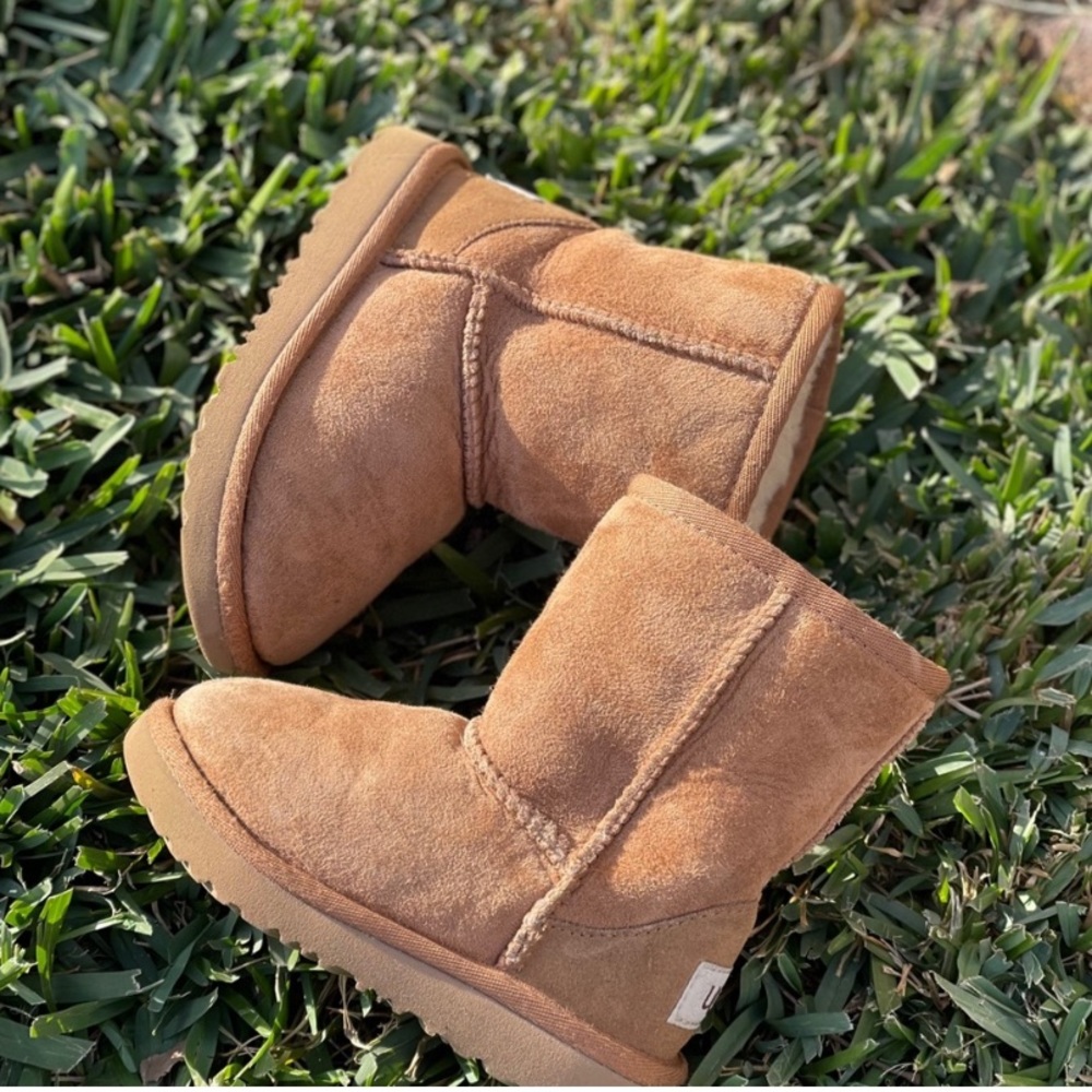 UGG🍂🍁Classic short chestnut winter boots Sz 8